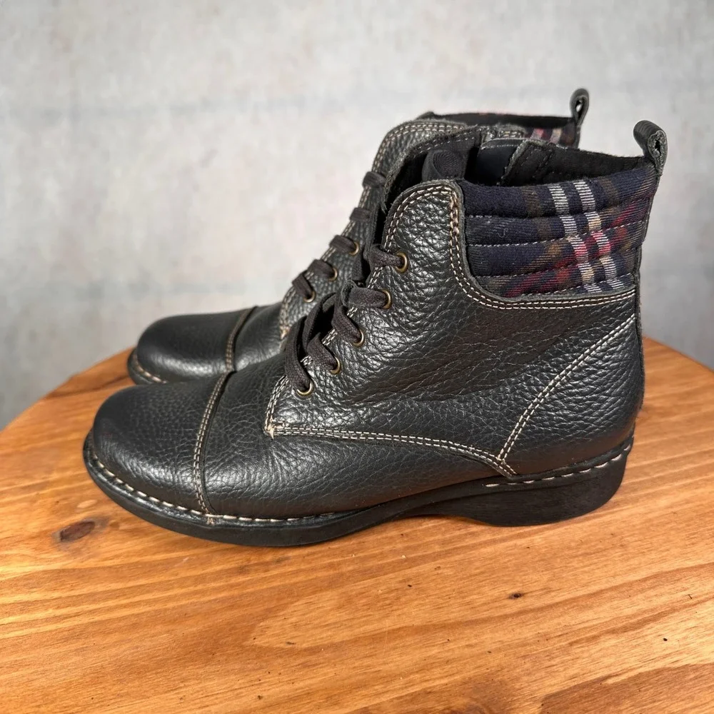 Clarks Ankle Boots Womens 6.5 Black Good Leather Lace Up Cap Toe Plaid Trim 0842